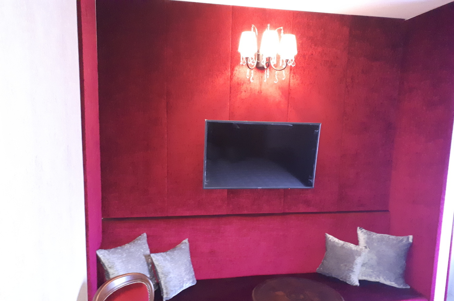 Egyedileg készített kárpitozott fali beülő fülke. Egyedi falikárpitok készítése